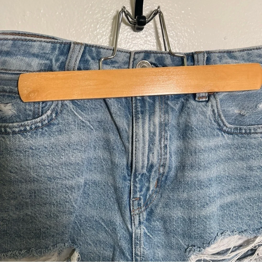 American Eagle Womens Size 2 Denim Baggy Mom Short Light Wash Distressed Cut Off